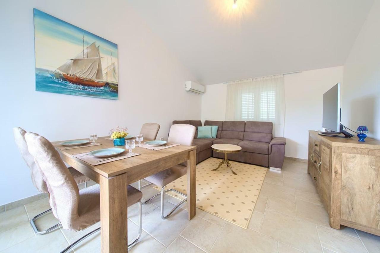 Sabina Apartament *